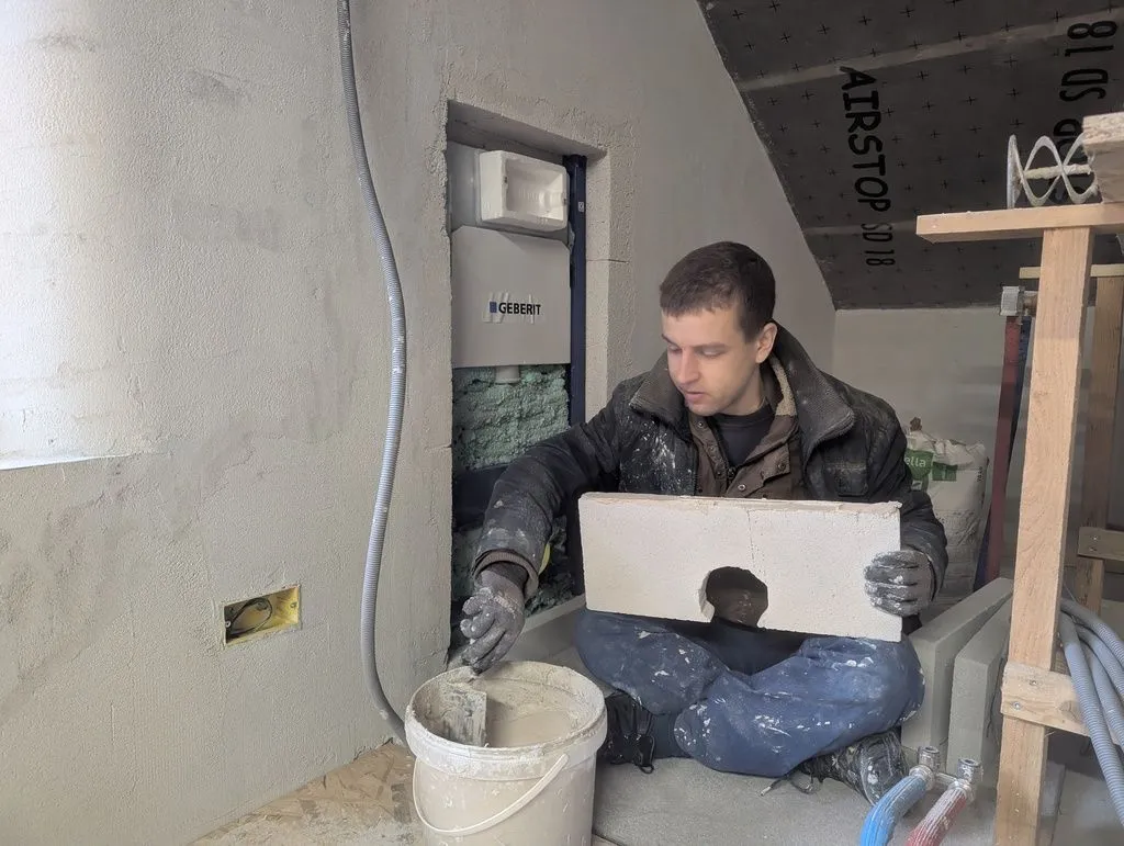 We walled off the toilet frame with aerated concrete blocks.