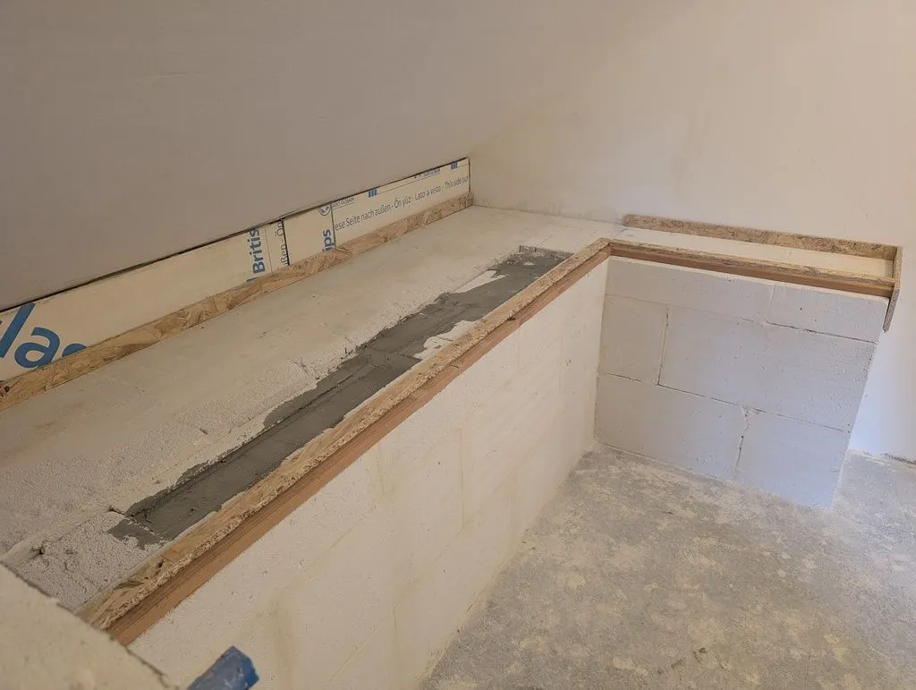 Small strips of OSB serve as the formwork for the screed.