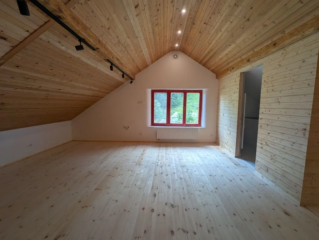 The freshly-installed finish floor, ready for sealing and finishing.