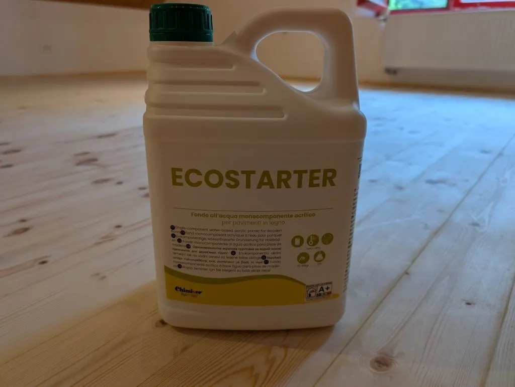 Chimiver Ecostarter, a single-component water-based sealer applied in one or two coats before the finish (we used a single coat). The sealer ensures an even, high-quality finish result.