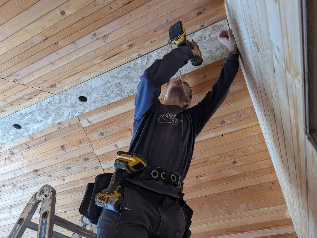 Attaching the soffit to the ridge.