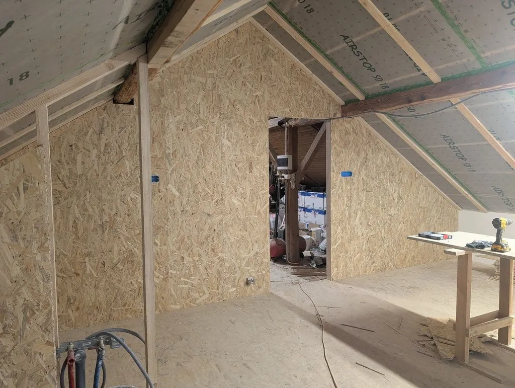 The completed sheathing of the main partition wall.