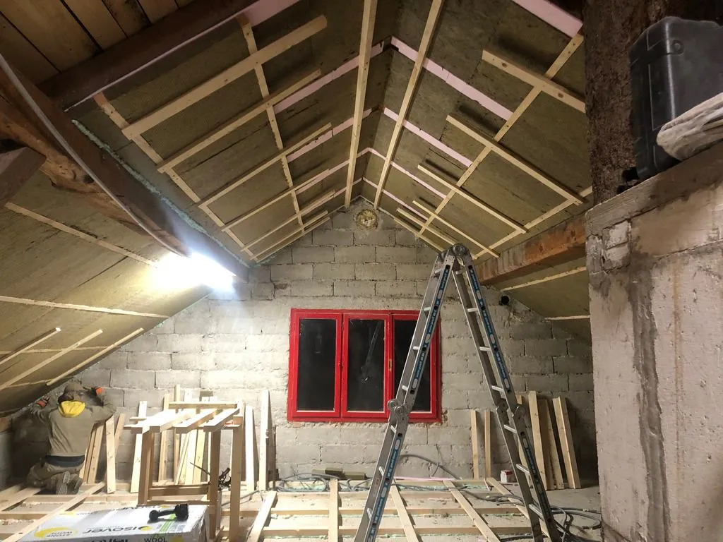The final layer of rock wool (50 mm thick, placed continuously over the rafters) making its way up the ceiling.