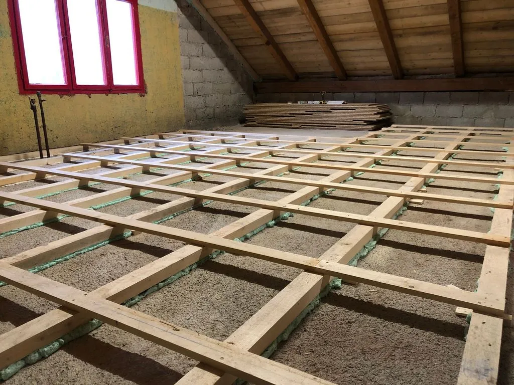 Perspective image from floor height showing the subfloor's grid substructure.